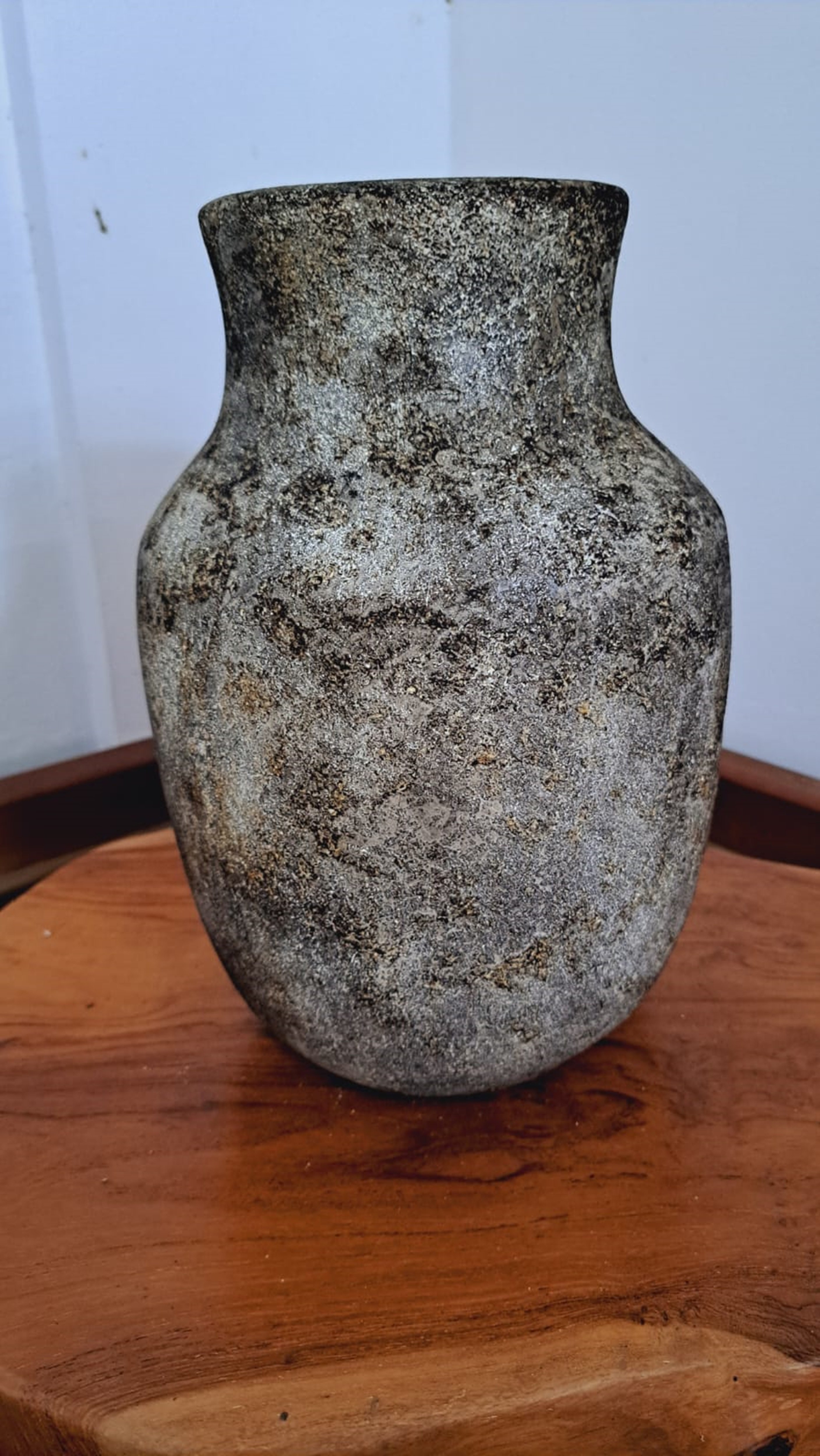 ROUND, WHITE, SPOTTED GREY - SOUNDS LIKE A STYLISH SHITA TERRACOTTA FRIEND! handicraft